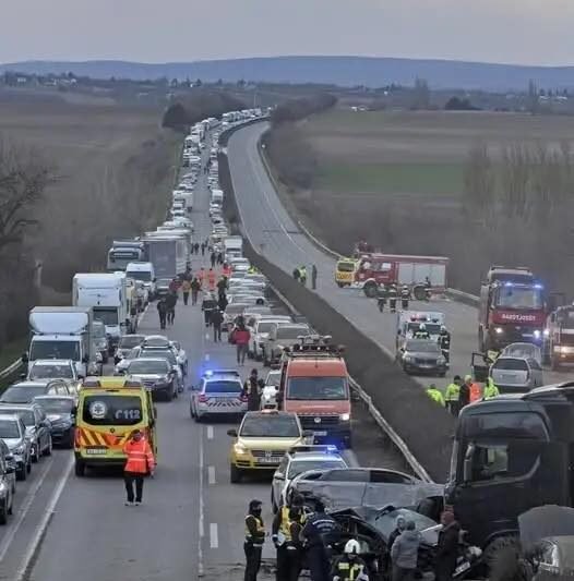 PERCE ÉRKEZETT:Hatalmas baleset ! Közel 5 km-es a torlódás, forgalmat megállították, sávzárás.A helyszínelés jelenleg is tart, a torlódás közel 5 kilométeres.