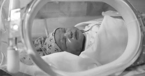 PÁR PERCE ÉRKEZETT! Újszülöttet hagytak a kórház előtt ebben a melegben MA reggel.. Szörnyű, amilyen állapotban volt!! CSAK erős idegzetűeknek: Sajnos a kisbaba…