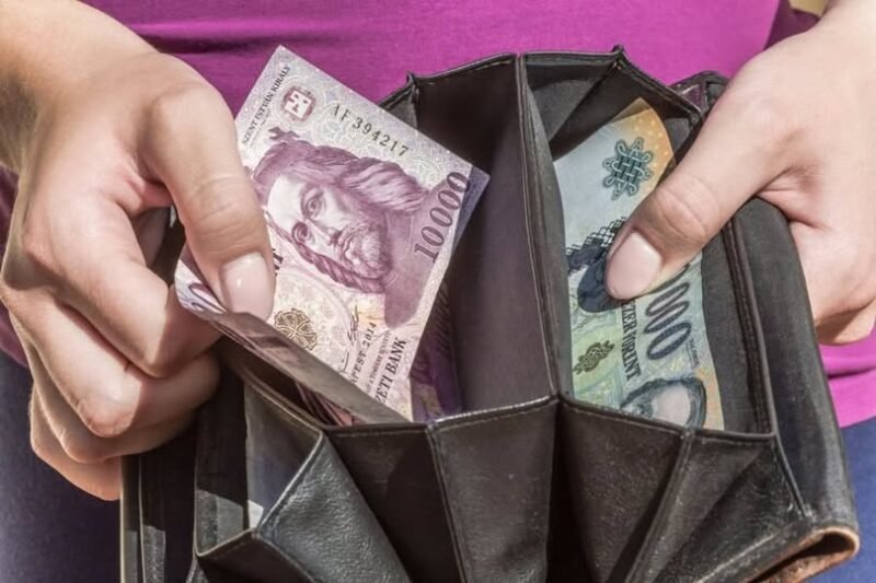 30 ezer forintos élelmiszer-utalványt fognak kapni a nyugdíjasok