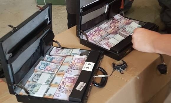 Vajon érdemes lekötni egy évre 1 millió forintot a bankban? Mennyit fialhat ez az összeg? A Bors tesztjéből kiderül, van, ahol még nekünk kellene ráfizetnünk… Már az is nagy szó, ha az embernek manapság van egymillió forint megtakarítása. De mit kezdjünk vele? Néhány éve még azt gondoltuk, jó helyen lehet a bankban, kössük le, addig is hozhat a konyhára. Folytatás lent az első kommentben👇👇👇