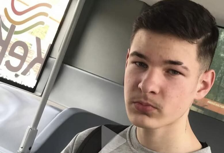 Ez a fiatal fiú, Miklós halt meg tegnap a kecskeméti vonatgázolásban..kilépett a vonat elé