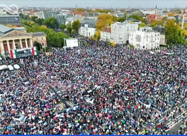 ÉLŐ! Óriási a tömeg a Tisza Nemzeti Menetén
