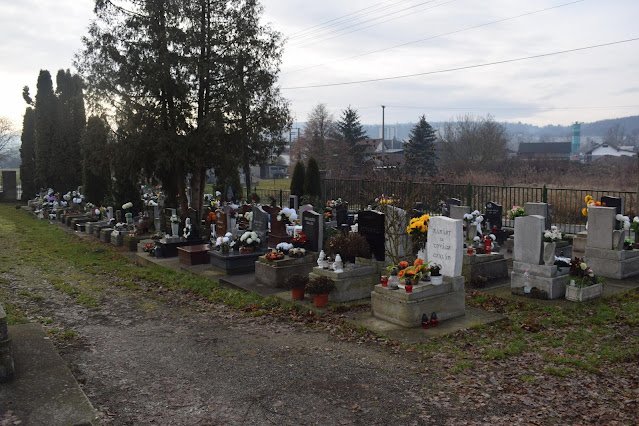 Egy volt családtagomat látogattam meg ma a temetőben.. Bár ne tettem volna… Én még ILYET életemben nem láttam..! A fenébe is, azért mindennek van egy határa.. EZ abszurdum!!