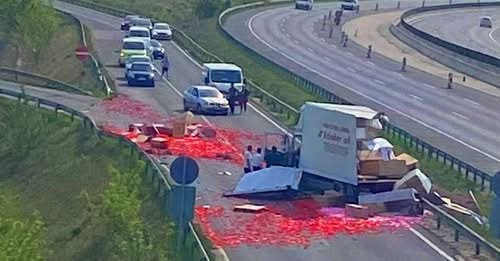 1PERCE ÉRKEZETT! Borzalmas hír jött! Hatalmas baleset! Rohantak a mentők: Közel 8 km-es a torlódás, SÁVZÁRÁS! A helyszínelés jelenleg is tart, a torlódás több kilométeres az egész utat beborítja a..