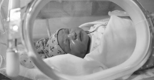 PÁR PERCE ÉRKEZETT! Ismét újszülöttet hagytak a kórház előtt ebben a hidegben MA reggel.. Szörnyű, amilyen állapotban volt!! CSAK erős idegzetűeknek: Sajnos a kisbaba…