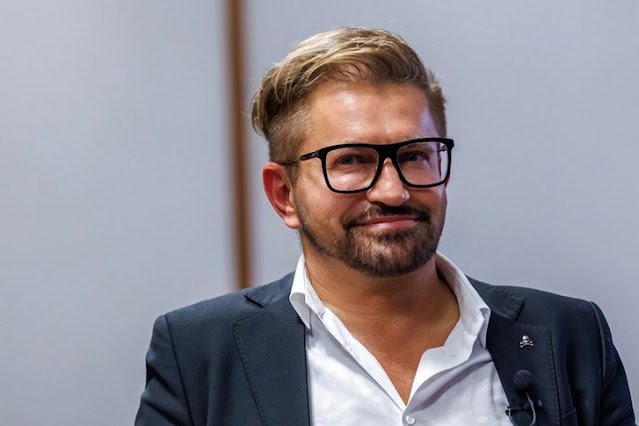 Hoppá! ÍGY csókolja új szerelmét Jákob Zoltán. Nem hiszel majd a szemednek ki az: