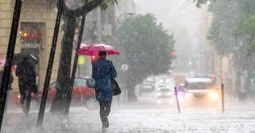 Nagy a baj! Kiadták a narancs riasztást, 120 km/h-s szél, felhőszakadás, özönvízszerű eső tarolja le Magyarországot, mutatjuk hol várható