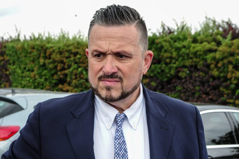 Lajcsi őrjöng a börtönben, a volt felesége bombázóvá fogyott, és átalakult teljesen, míg ő a börtönben van..a kép önmagáért beszél