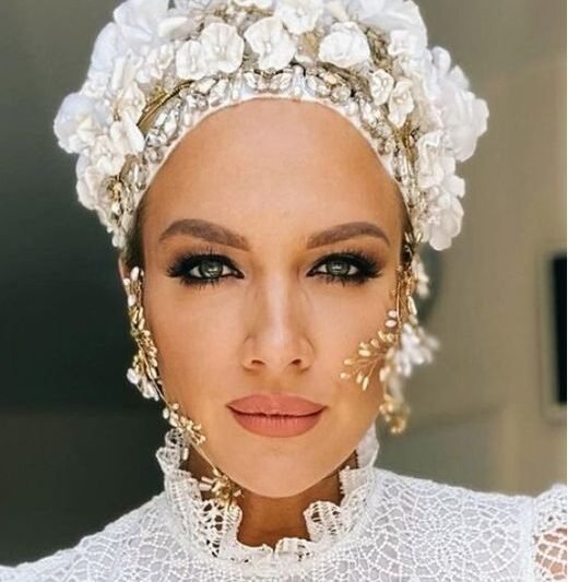 „Mint egy Istennő!” Tóth Gabi hófehér csipkeruhában, fején koszorúval jelentkezett be! Elárulta, mi ez az öltözet! Várj, míg meglátod tetőtől-talpig!