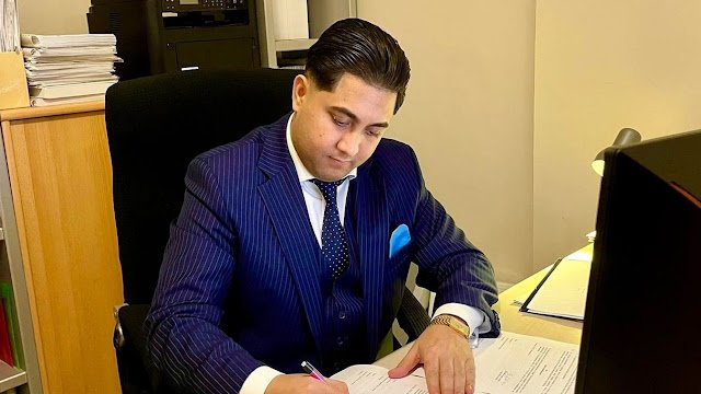 Tanár hiányt nagy művészekkel pótolják? Kis Grofó ebben a középiskolában tart előadást.