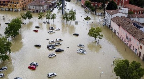 Eljött a világvége! Pokoli Ítéletidő csapott le Budapestre – Balatonra -Dunántúlra: így menekültek az emberek a jégeső, az özönvíz és a szélvihar elől – videók