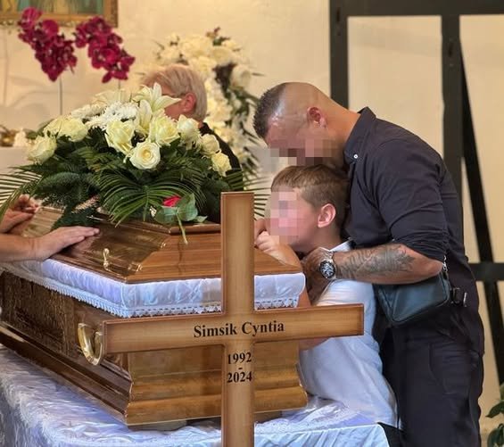 Könnyek közt búcsúzott a meggyilkolt kézilabdázótól a kisfia és családja – Szívszaggató fotók: 🕊️ 😢