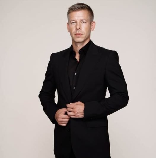 Magyar Péter újévi beszéde: 2026-ban arról kell döntenünk, hogyan akarunk élni Határozott, konfliktusokat nyíltan vállaló, ugyanakkor történelmi párhuzamokra épülő újévi beszédet tartott Magyar Péter, a Tisza Párt elnöke, aki szerint 2026 nem egyszerűen egy újabb parlamenti választás éve lesz, hanem sorsfordító népszavazás arról, milyen országban akarnak élni a magyarok.