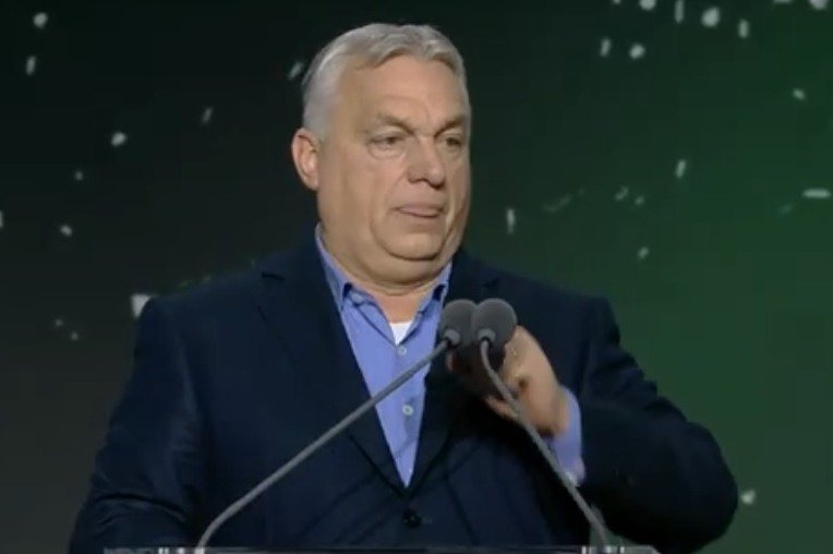 Történelmi pillanat! EZ zúgott a kaposvári arénában mielőtt színpadra lépett Orbán Viktor…ERRE nem lehetett felkészülni