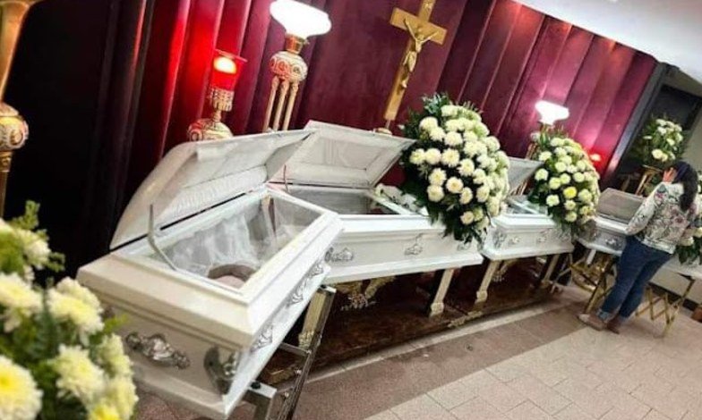 Elkezdődött a temetés –Négy hófehér kicsi koporsó: egymást ölelve égtek halálra a testvérek🖤🕯 – RÉSZLETEK: