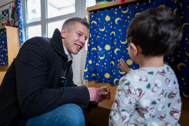 Vasárnap reggel robbantotta a netet Magyar Péter.. 10 perc alatt 10 ezer ember reagált a posztjára..