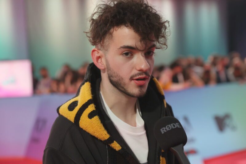 Azariah brutálisan beleszállt a kormányba, a tanárokba, és másokba is a tüntetésen. Videó a helyszínről