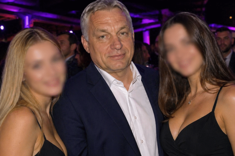 KÉPEK: Orbán Viktor fiatal nőkkel tűnt fel egy zártkörű rendezvényen – reagált a környezete