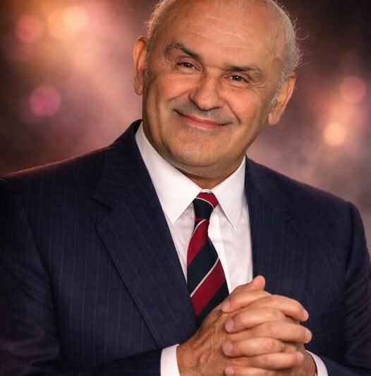 24 éve halt meg Hofi Géza, ma a sírjánál jártunk és még a szó is elakadt bennünk mikor megláttuk az emlékhelyét.. Valaki fogta magát és EZT művelte sírhellyel: (Fotók!!) 👇 Cikk a hozzászólásoknál >>>