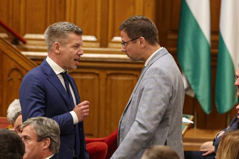 “Sokan kérdezték, hogy mit mondtam ma Gulyás Gergelynek, amikor odalépetem hozzá az ülésteremben, ezért most leírom, mi történt. “