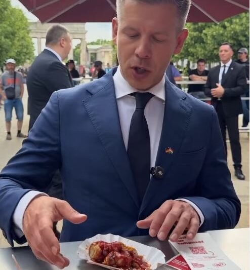 Őrület, milyen ételt kóstolt meg Magyar Péter Berlinben: mutatjuk az erről készült videót!
