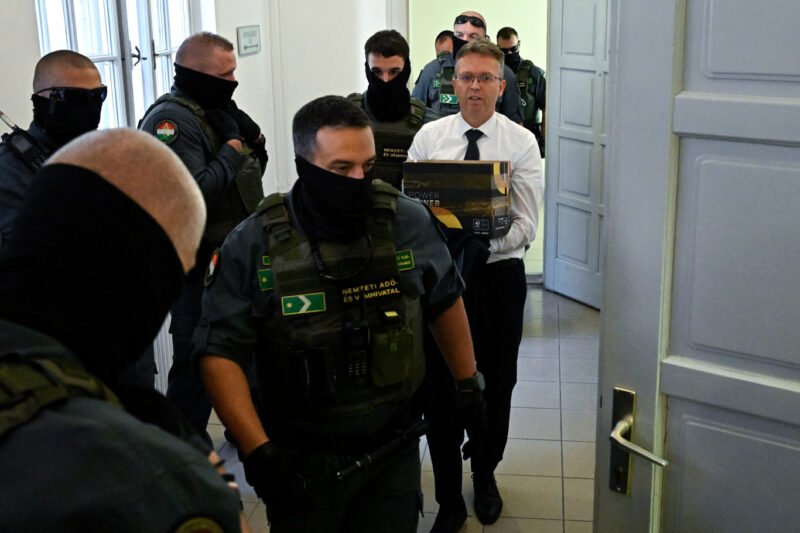 Hankó Balázs bilincsben
